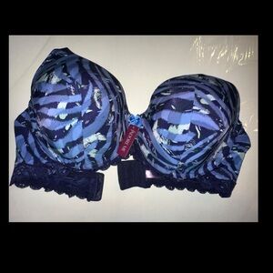 ADORE ME
40D
Padded bra - NEW WITH TAGS
Smoke-free
Pet-free